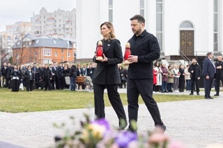 　ウクライナの首都キーウ近郊ブチャで行われた式典に出席するゼレンスキー大統領（右）と妻オレナさん＝３月３１日（大統領府提供・ロイター＝共同）