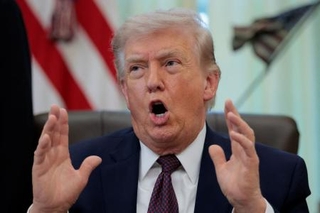 　米ホワイトハウスで話すトランプ大統領＝３月３１日（ロイター＝共同）