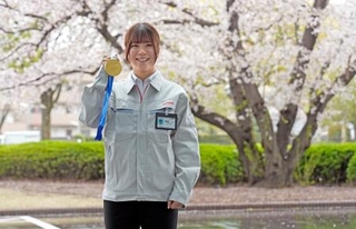 　トヨタ自動車の入社式を終え、金メダルを手に笑顔を見せるスノーボード女子の深田茉莉＝１日、愛知県豊田市