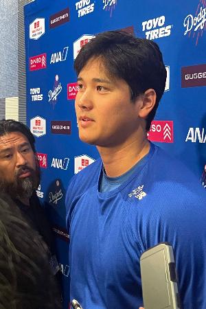 　試合後、記者の質問に答えるドジャース・大谷＝ロサンゼルス（共同）