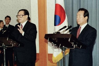 　１９９５年１１月、韓国・ソウルで記者会見する金泳三大統領（右）と中国の江沢民国家主席（共同）