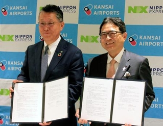 　航空貨物運送に関する連携協定を締結した、関西エアポートの山谷佳之社長（右）と日本通運の杉山千尋副社長＝１日午後、大阪市中央区