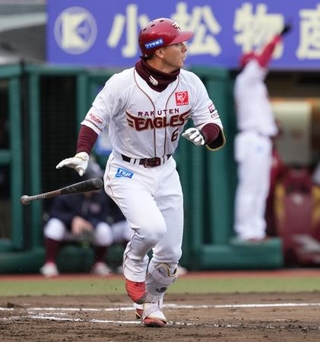 　７回楽天１死、村林が左越えに本塁打を放つ＝楽天モバイルパーク