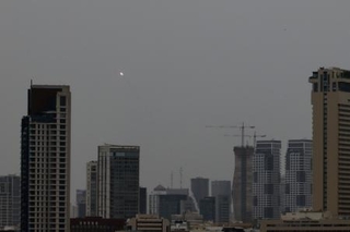 　上空にイランのミサイルが探知されたイスラエル中部テルアビブ＝１日（ゲッティ＝共同）