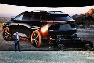 　ニューヨーク国際自動車ショーで公開されたＳＵＢＡＲＵの３列シートの新型ＳＵＶのＥＶ「ゲッタウェイ」＝１日（ロイター＝共同）