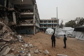 　パレスチナ自治区ガザで、イスラエルの攻撃によってできたがれきと避難民のテント＝２日（ゲッティ＝共同）