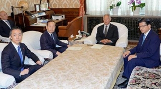 　森衆院議長（中央右）と面会する自民党の山口衆院議運委員長（同左）＝３日午前、国会
