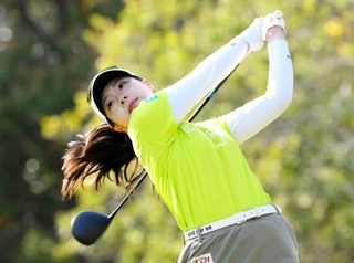 　第２日、通算５アンダーで首位の菅楓華＝葛城ＧＣ