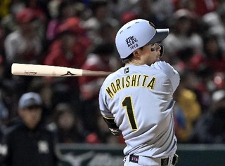 　７回阪神無死満塁、森下が中前に２点打を放つ＝マツダ