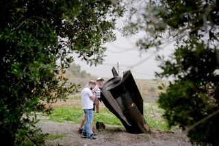 　ヨルダン川西岸のユダヤ人入植地でイランから発射された弾道ミサイルの残骸を見る人＝３日（ゲッティ＝共同）