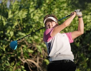 　第２ラウンド、通算１アンダーで７位の岩井明愛＝シャドークリークＧＣ（共同）