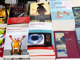 　パリ市内の書店に積まれた小説「１９８４」（中央手前）＝３日（共同）