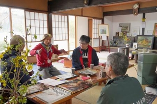 　福島県双葉町の古民家にオープンしたアートギャラリー「あい双葉みょん」で、町民らと話す伊藤修悦さん（左から２人目）＝４日