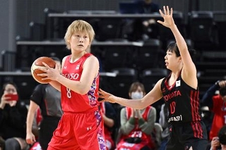 　トヨタ自動車-デンソー　プレーするデンソー・高田（左）＝京王アリーナＴＯＫＹＯ（Ｗリーグ提供）