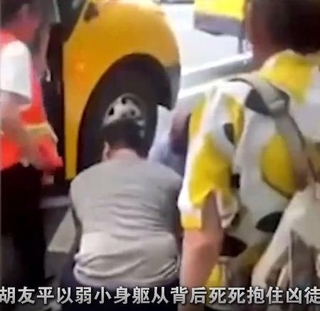 　中国共産党中央政法委員会が投稿した、２０２４年６月に中国江蘇省蘇州市で日本人母子が切り付けられた事件直後とみられる映像の一場面（同委員会の「微信（ウィーチャット）」公式アカウントから、共同）