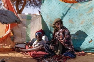 　スーダンの内戦を逃れ、チャド東部の難民キャンプに身を寄せる女性ら＝２月２２日（ゲッティ＝共同）