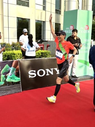 　第４走者として走る小野啓一駐インド大使＝５日、インド・グルガオン（共同）