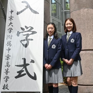 　中京大中京高の入学式に出席した、フィギュアスケート女子の岡田芽依（左）と上薗恋奈＝６日、名古屋市