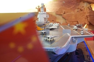 　中国人民革命軍事博物館に展示された空母と戦闘機の模型＝２月、北京（共同）