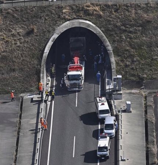 　事故が発生した新名神高速道路下り線の野登トンネル＝３月２０日、三重県亀山市