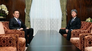 　会談に臨む自民党の磯崎参院国対委員長（右）と立憲民主党の斎藤国対委員長＝６日午後、国会