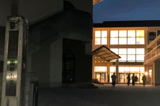 　保護者向け説明会が開かれる京都府南丹市立園部小＝６日夜