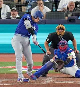 　ブルージェイズ戦の６回、２試合連続本塁打となる３号ソロを放つドジャース・大谷＝トロント（共同）