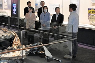 　福島県富岡町の「とみおかアーカイブ・ミュージアム」を視察し、説明を受けられる天皇、皇后両陛下と愛子さま＝７日午前