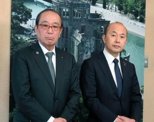 　在日米大使館訪問後、取材に応じる広島市の松井一実（左）、長崎市の鈴木史朗両市長＝８日午前、東京都千代田区