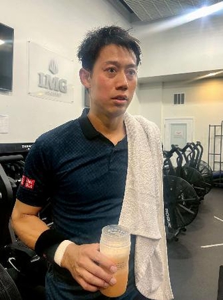 　取材に応じる男子テニスの錦織圭＝フロリダ州ブラデントン（共同）