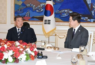 　８日、韓国大統領府で会談する石破茂前首相（左）と李在明大統領（共同）