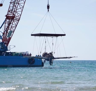 　引き揚げられる戦闘機「紫電改」の機体＝８日午後、鹿児島県阿久根市