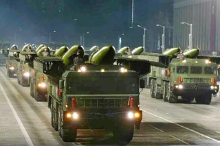 　２０２１年１月、平壌の金日成広場で行われた軍事パレードに登場した短距離弾道ミサイル「ＫＮ２３」（コリアメディア提供・共同）