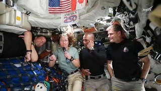 　宇宙船オリオンから記者会見するクック飛行士（左から２人目）（ＮＡＳＡの中継から）