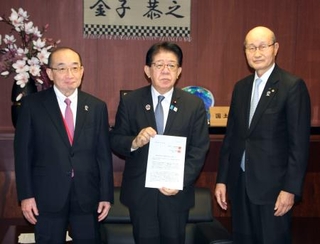 　建設、不動産の業界団体から報告を受けた金子国交相（中央）。右は日本建設業連合会の宮本洋一会長＝９日午前、国交省