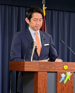 　記者会見する自民党の小林政調会長＝９日午前、東京・永田町の党本部