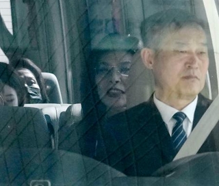 　ホテルを出発する台湾・国民党の鄭麗文主席（右から２人目）＝１０日、北京（共同）