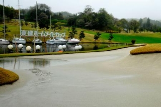 　水たまりができたバンカー（手前）。悪天候で第２ラウンドが中止となった＝東建多度ＣＣ名古屋