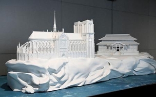 　関西空港に設置された、首里城とノートルダム大聖堂をモチーフにした作品＝１０日午後