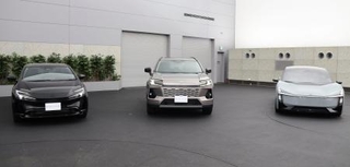 　「ハンマーヘッド」のデザインを採用したトヨタ自動車の「プリウス」（左）や「ＲＡＶ４」（中央）