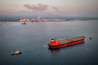 　フィリピン北部バターン州リメイ沖に係留されたロシア産原油を積んだタンカー＝１日（ゲッティ＝共同）