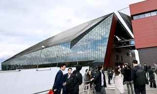 　ラピダスの工場（右）の隣に新設された解析センター＝１１日午後、北海道千歳市