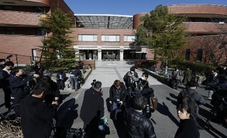 　同志社国際高の前に集まった大勢の報道陣＝３月、京都府京田辺市