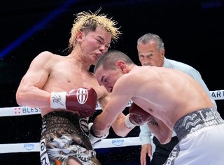 　８回、フアンフランシスコ・エストラダ（右）を攻める那須川天心＝両国国技館