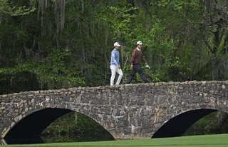 　１３番の「ネルソンブリッジ」を渡る松山英樹（右）と片岡尚之＝７日、オーガスタ・ナショナルＧＣ（共同）