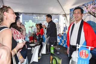 　「全米桜祭り」の日本ストリートフェスティバルで、鹿児島県の県産品や観光地をＰＲする塩田康一知事（右端）＝１１日、米ワシントン（共同）