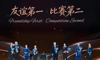 　「ピンポン外交」から５５年を記念する卓球の親善試合に臨む、１９７１年当時の米中両国の選手＝１０日、北京の首都体育館（新華社＝共同）