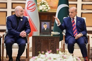 　パキスタンのシャリフ首相（右）とイラン代表団のガリバフ国会議長＝１１日、イスラマバード（パキスタン首相府提供・ＡＰ＝共同）