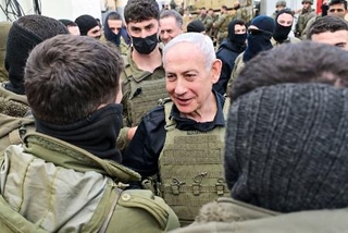 　レバノン南部を視察するイスラエルのネタニヤフ首相（中央）ら＝１２日（イスラエル首相府提供・共同）