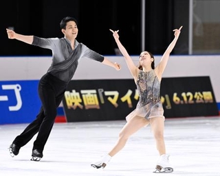 　所属先の木下グループの入社式で演技を披露する三浦璃来（右）、木原龍一組＝１３日、東京都立川市